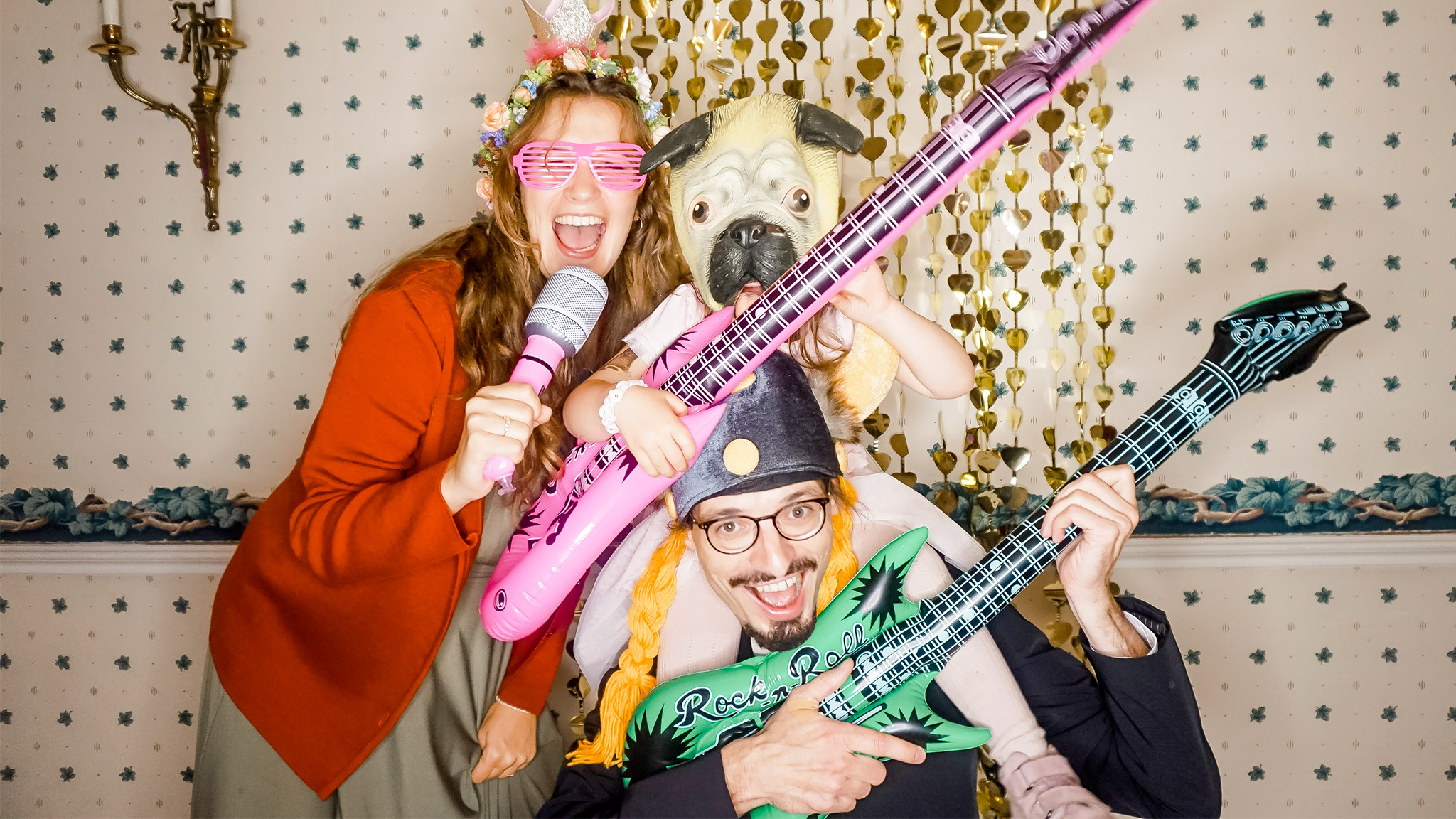 Oliver und seine Familie feiern auf einer Hochzeit